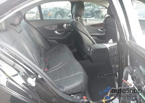 2015 Mercedes-Benz C 300 z USA, uszkodzony, nr VIN 55SWF4JB5FU074930